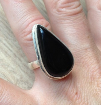 Zilveren ring met druppelvorm zwarte Onyx ring maat 17 mm